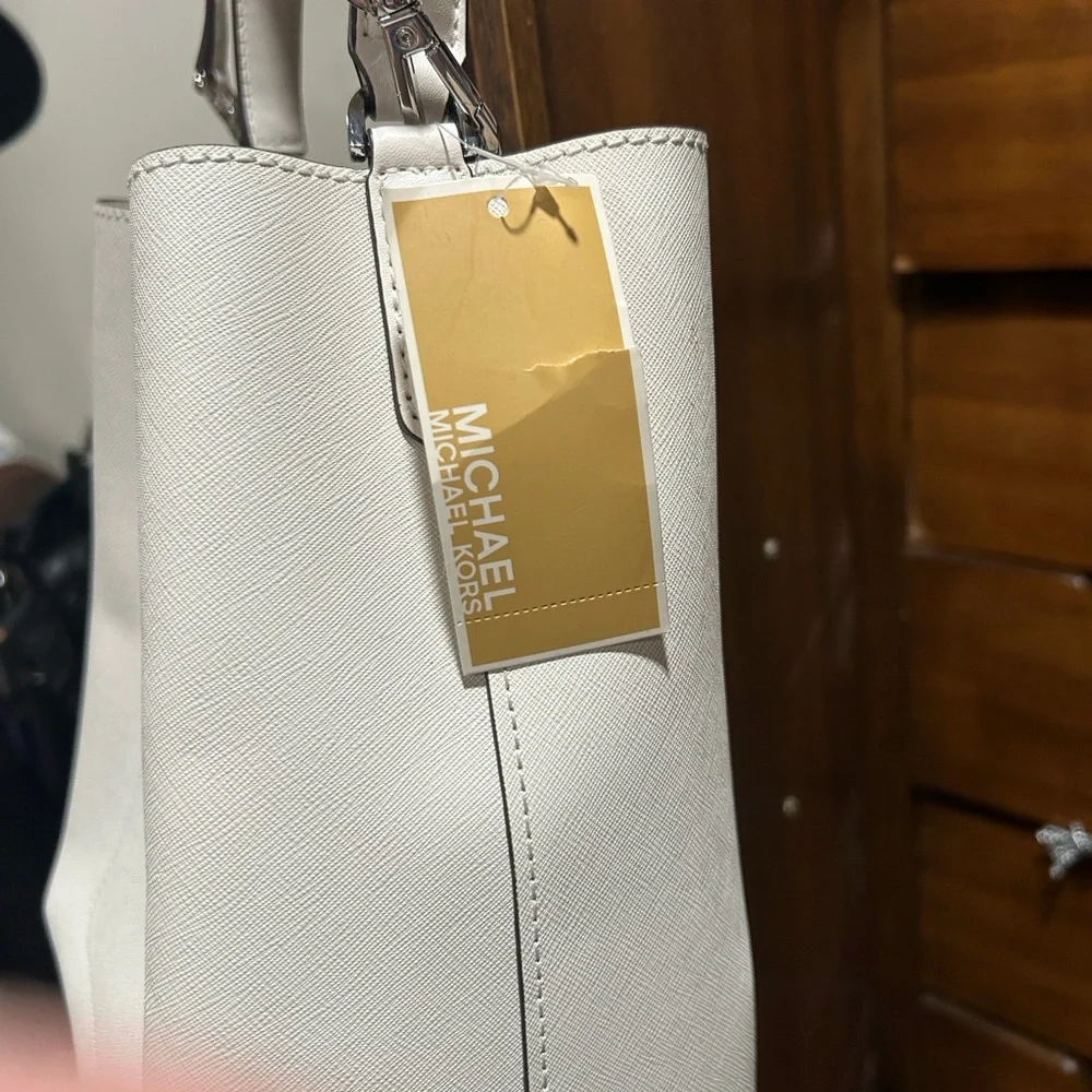 Michael Kors Suri Optic White Large Bucket Messenger Bag. NWT